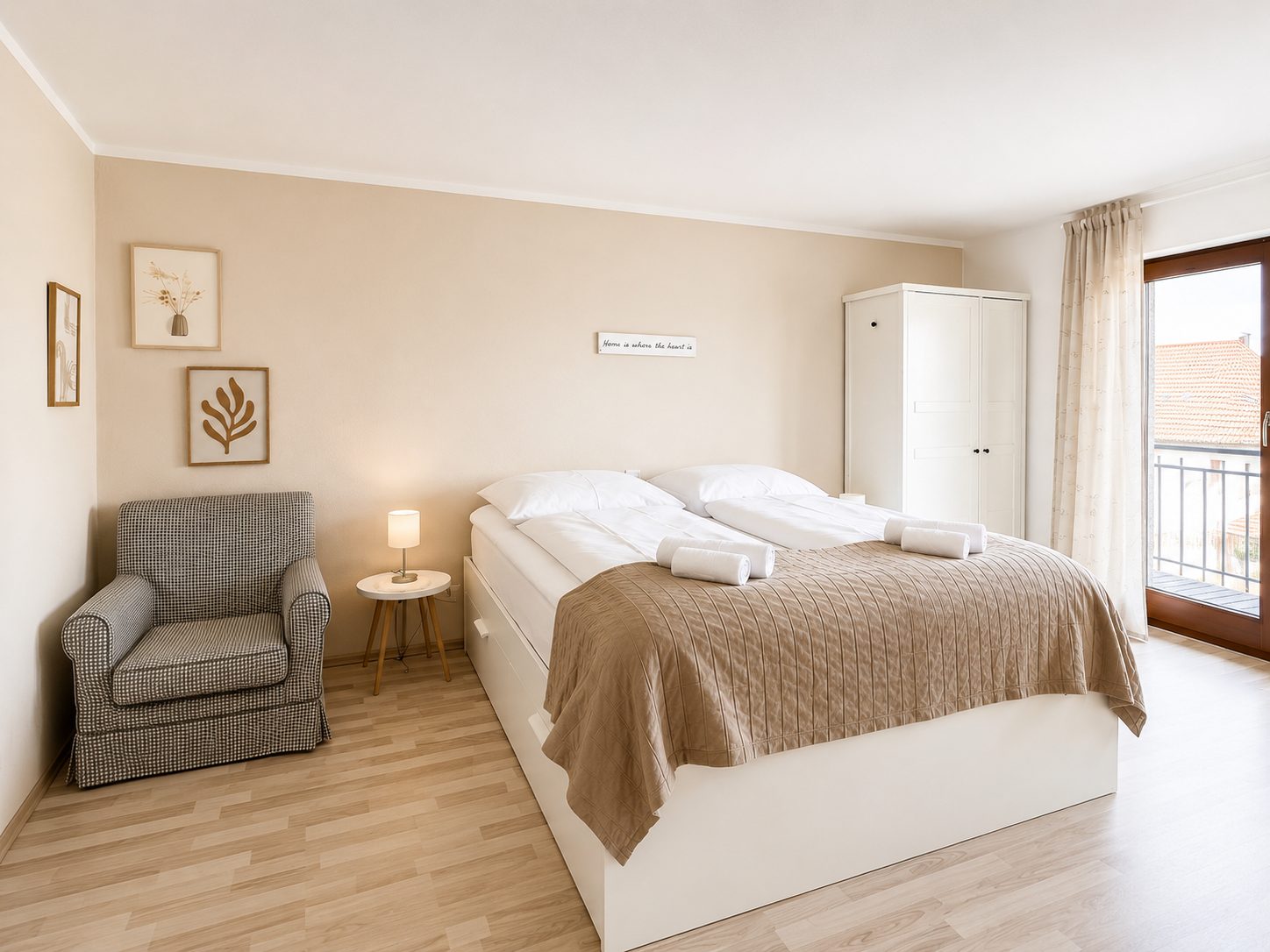 Schlafzimmer mit Doppelbett im Appartement Am Waldweg in Achern-Fautenbach