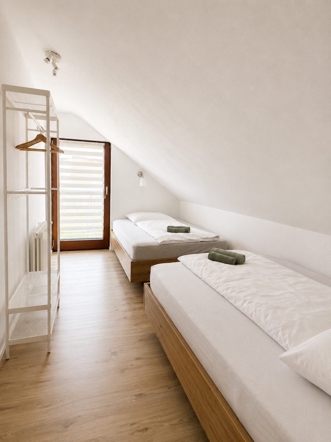 Schlafzimmer mit Einzelbetten im Appartement Am Waldweg